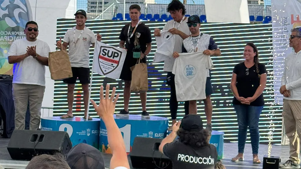 Empresa Iquiqueña apoyó competencia de Stand UP Paddle con más de 600 litros de agua Jakawi